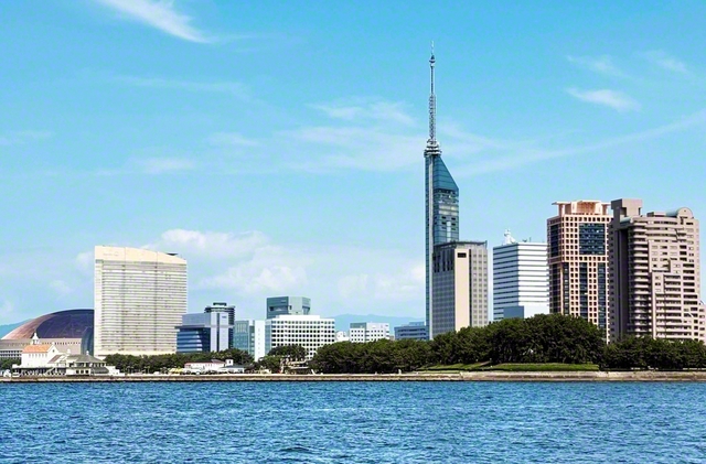 高さ234メートルを誇る福岡タワー（福岡市）を望む。この地にあった九州本部を舞台に、池田先生は広布の指揮を執った。左奥のみずほPayPayドーム福岡で今秋、「世界平和の第九」が開催される