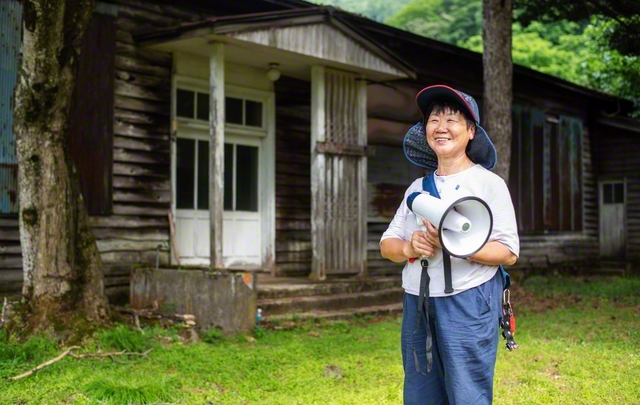 熱田のツアーガイドを務める吉田さん。「いつか建物は朽ち果てても、熱田で生きた人々の証しは後世に伝え残したい」と