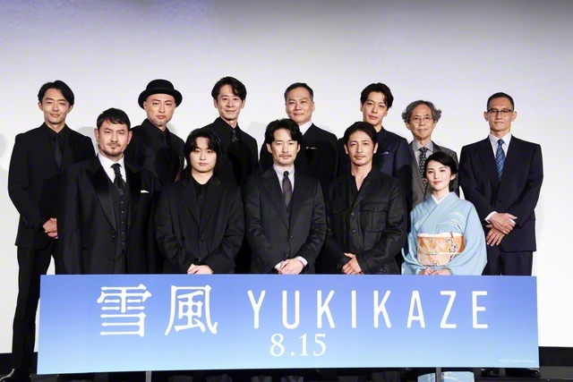 完成披露試写会に出席した竹野内豊（前列中央）ら