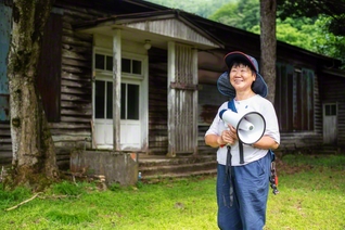 熱田のツアーガイドを務める吉田さん。「いつか建物は朽ち果てても、熱田で生きた人々の証しは後世に伝え残したい」と