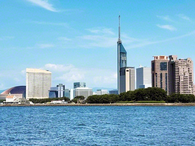 高さ234メートルを誇る福岡タワー（福岡市）を望む。この地にあった九州本部を舞台に、池田先生は広布の指揮を執った。左奥のみずほPayPayドーム福岡で今秋、「世界平和の第九」が開催される