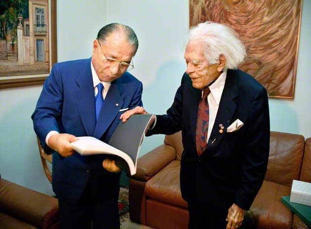 1993年2月12日、アタイデ氏と語らう池田先生（ブラジル・リオデジャネイロで）