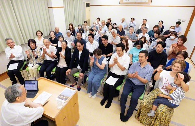 本陣地区と愛知地区の同志が原田会長と共に。集いでは大艸武司さん、米本清美さん、柴山デイビッドさんが活動報告した（中川文化会館で）
