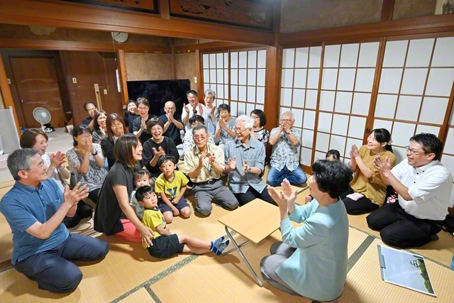 師弟の凱歌へ異体同心で躍進する三条地区の友。加藤正宏さん、石黒弘さん、石黒ひとみさんらが新時代への飛翔を誓い合った（一宮市内で）