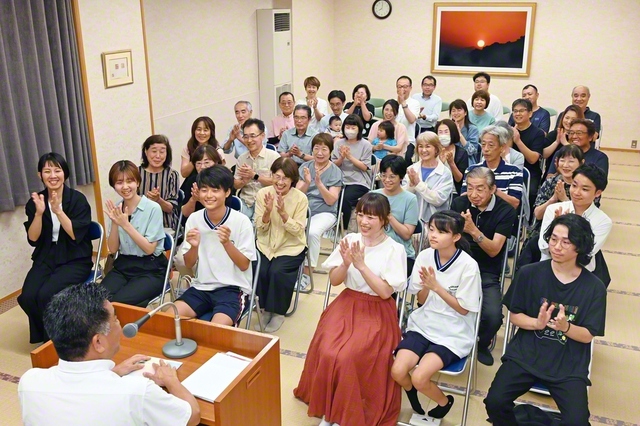 広布拡大の大旋風を巻き起こす時は今！　勇気の対話に挑み抜くことを決意し合った柏原地区と瑞穂地区の友（春日井中央会館で）