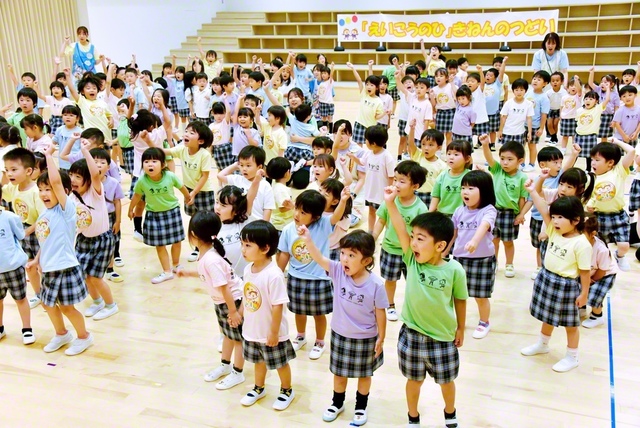 北海道・札幌創価幼稚園の「栄光の日」の集いは17日、王子王女ホールで明るく朗らかに。坂本園長は、目標に向けて頑張ってきた園児たちをたたえ、「皆さんの心がきらきらと輝いています」と励ました