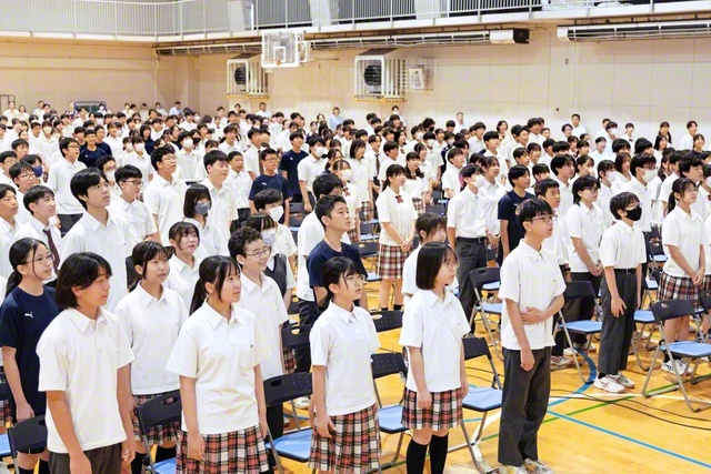 東京中の生徒が学園歌「負けじ魂ここにあり」を元気よく（小平市で）