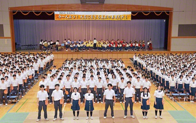 東京高では、創立者の「栄光の日」へのメッセージを学び、平和への誓いを深めた（小平市の創価学園・池田中央体育館で）