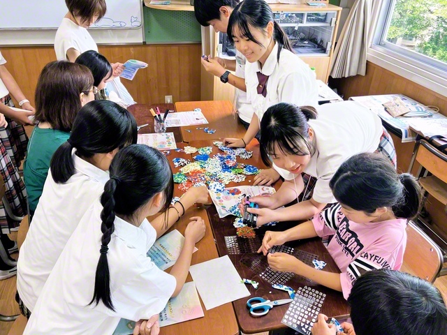 各クラスで多彩な企画を考えた関西中のグローリーフェスタ。アクセサリー作りも（12日、大阪・交野市で）