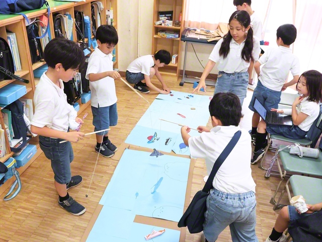 東京小（小平市、国分寺市）の“夏祭り”。1から6年生で組む班ごとに射的や魚釣りなどの出し物を企画