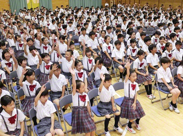 元気いっぱいの関西小（大阪・枚方市）の児童。各学年の代表が、成長の喜びを発表した