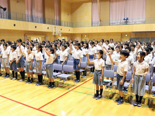 東京小の式典では新愛唱歌「ピース」を合唱した