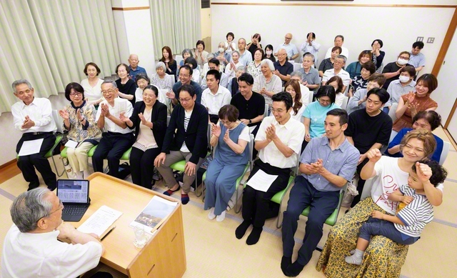 本陣地区と愛知地区の同志が原田会長と共に。集いでは大艸武司さん、米本清美さん、柴山デイビッドさんが活動報告した（中川文化会館で）
