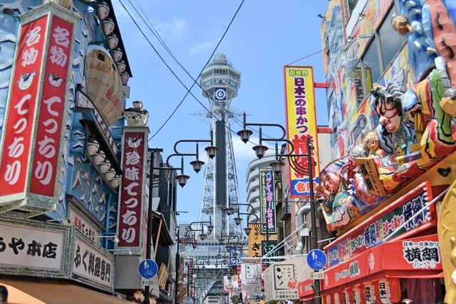 大阪のランドマーク「通天閣」。大阪市浪速区の街中にそびえ立ち、展望台からは市街を一望できる。大阪の友は“いざや前進！”と立正安国の対話を威風堂々と広げる