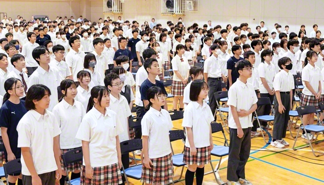 東京中の生徒が学園歌「負けじ魂ここにあり」を元気よく（小平市で）