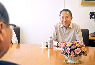 北京大鸞翔宇慈善基金会の沈理事長㊨が創大の秋谷理事長と和やかに語らう（創大本部棟で）