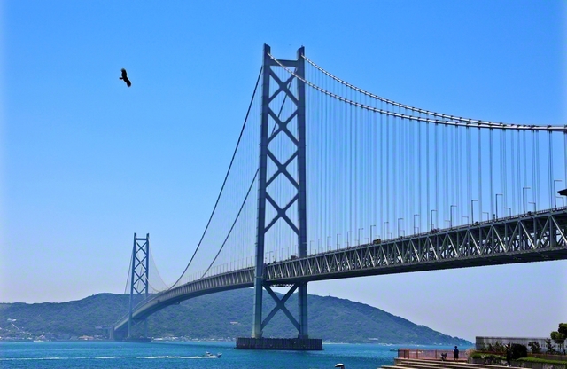神戸市と淡路島を結ぶ日本一のつり橋・明石海峡大橋。その雄大な姿は、人々に明日へ向かう希望と勇気を与える。さあ、我らも地域に信頼の架け橋を！