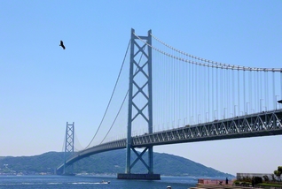 神戸市と淡路島を結ぶ日本一のつり橋・明石海峡大橋。その雄大な姿は、人々に明日へ向かう希望と勇気を与える。さあ、我らも地域に信頼の架け橋を！