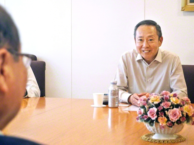 北京大鸞翔宇慈善基金会の沈理事長㊨が創大の秋谷理事長と和やかに語らう（創大本部棟で）