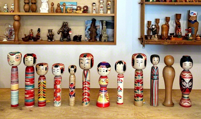 東北6県には12の産地系統があり、それぞれの風土で生まれ育った特徴が形や描彩に表れている。左から①中ノ沢系②土湯系③蔵王系④山形系⑤作並系⑥遠刈田系⑦弥治郎系⑧鳴子系⑨肘折系⑩木地山系⑪南部系⑫津軽系