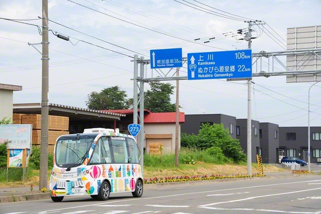 町の市街地を走る自動運転バス