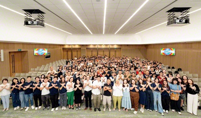 周囲に希望の哲学を広げるシンガポール学生部の友ら（ポンゴル会館で）