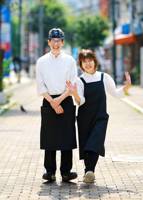「店は信心の証しそのもの」――歴史ある商店街で創業40年目の節目を迎えた石原さん㊧と妻・幸子さん