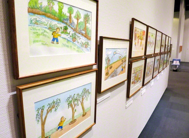 「さとうわきこ展」では数多くの絵本原画が紹介されている