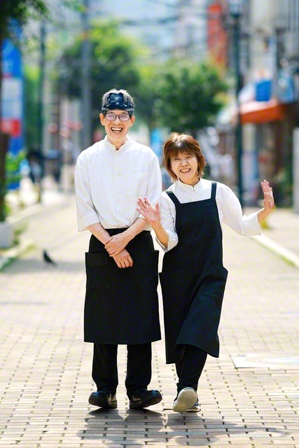 「店は信心の証しそのもの」――歴史ある商店街で創業40年目の節目を迎えた石原さん㊧と妻・幸子さん