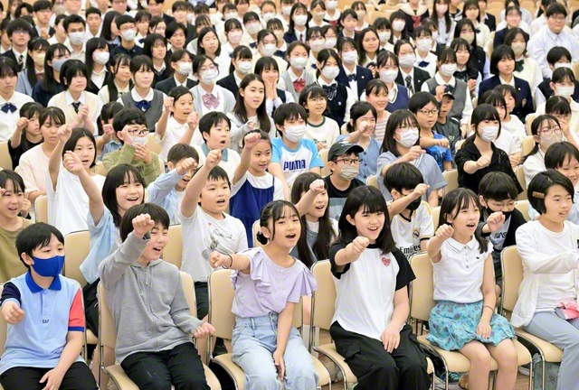 首都圏未来部の人材育成グループのメンバーが元気いっぱいに。“未来からの使者”と共に、新たなる挑戦の大道を！（昨年4月）