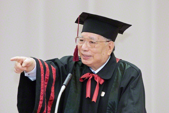 VOD番組「悩みは勝利の原動力」から。学生部・未来部合同大会のスピーチで、池田先生は「大誠実を貫き通した人が、必ず勝つ」と（2005年4月、東京の創価国際友好会館〈当時〉で）