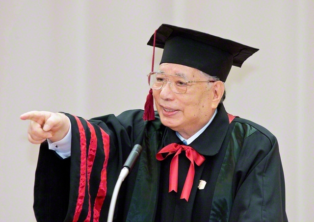 VOD番組「悩みは勝利の原動力」から。学生部・未来部合同大会のスピーチで、池田先生は「大誠実を貫き通した人が、必ず勝つ」と（2005年4月、東京の創価国際友好会館〈当時〉で）