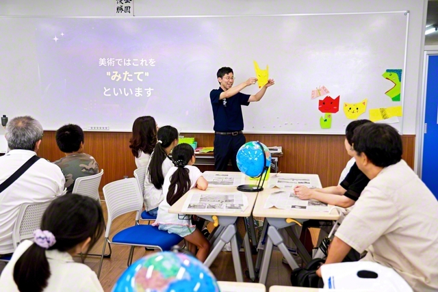 創価中学校で行われた美術の体験授業。想像力を刺激する授業に、参加者も興味津々