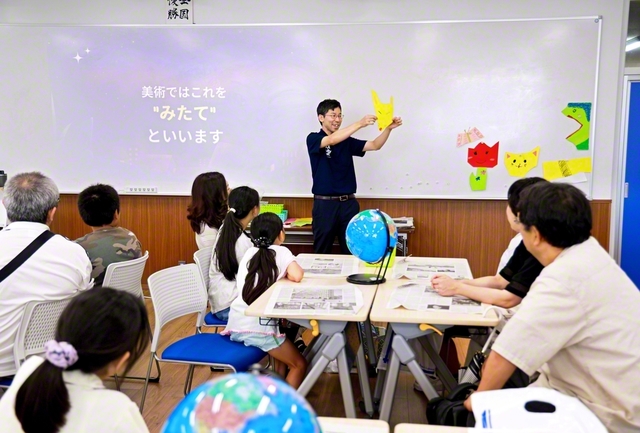 創価中学校で行われた美術の体験授業。想像力を刺激する授業に、参加者も興味津々