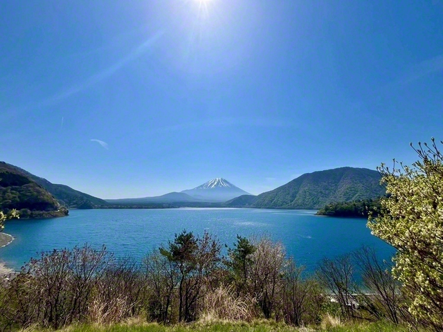富士五湖の一つである本栖湖。遊覧船やキャンプ場など多くのレジャースポットがある。奥には富士山が堂々と（山梨県身延町）