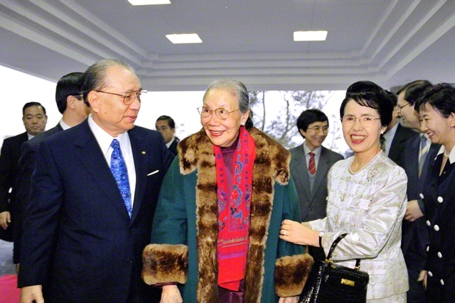 池田先生が世界的な画家・方召麐氏と会見（1997年2月17日、香港で）
