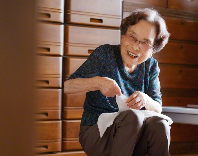 刺し子をしながら、ひまわりのように笑う竹内さん。「いつの間にやら93歳。のらりくらりの人生ですが、今日まで信心してこられたんが私のひそかな自慢です」
