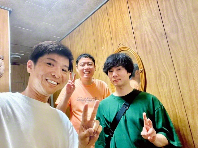 髙市さん㊧が訪問先でメンバーと共に