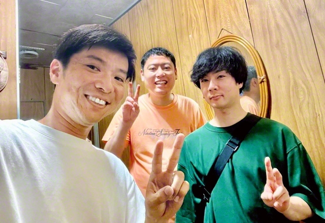 髙市さん㊧が訪問先でメンバーと共に