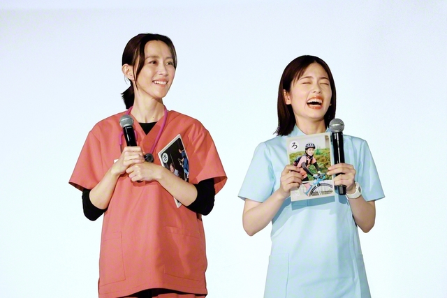取ったカルタを手に、撮影現場でのエピソードを語る小芝風花㊨と木村佳乃