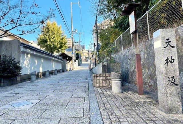 湧き水を模したモニュメントがある