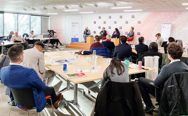 気候変動に関する戸田研究所の学術会議。活発な意見交換が行われた（オーストラリア・キャンベラで）