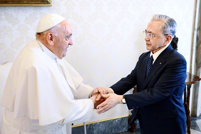 原田会長がフランシスコ前教皇と会見（昨年5月、バチカンのアポストリコ宮殿で）©Vatican　Media