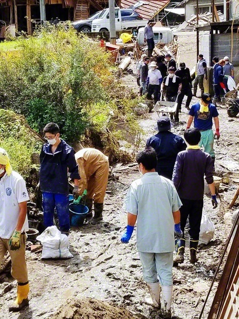 浸水被害を受けた岡さんの実家を「かたし隊」が清掃（2020年7月、球磨村で）