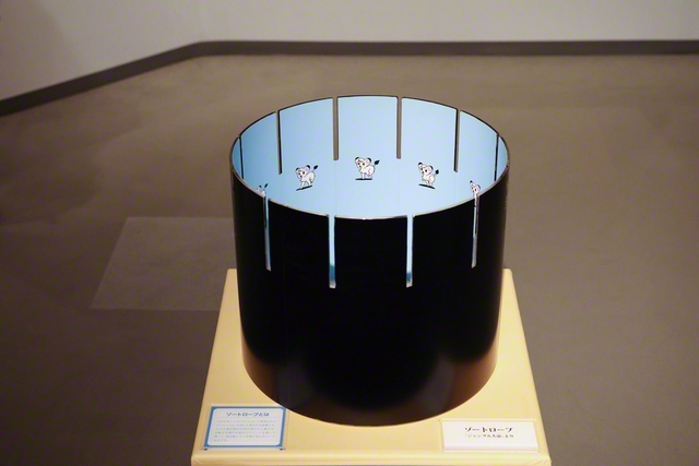 円筒を回転させて、すき間からのぞくと絵が連続して動いているように見える「ゾートロープ（回転のぞき絵）」（24日、東京富士美術館で）