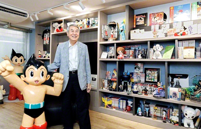 手塚プロダクションの松谷孝征社長。新宿区内にある本社ロビーには、手塚作品のグッズが並んでいる