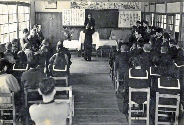 長島愛生園にあった小・中学校（愛生学園）の卒業式。1945年～55年頃の様子（長島愛生園提供）