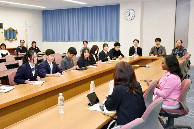 沖縄国際平和会館で、学会の青年世代、未来部員と懇談した
