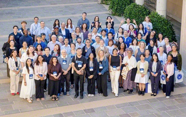 「世界市民教育シンポジウム」の参加者が笑顔で記念のカメラに（12日）©Soka　University　of　America
