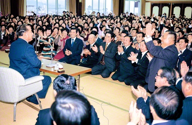“今一番、悩んでいることを一緒に祈りましょう”――熊本・阿蘇の白菊講堂（当時）を初訪問し、自由勤行会で池田先生が呼びかけた。障魔の嵐に耐え抜いた同志を励まし、たたえた（1981年12月12日）